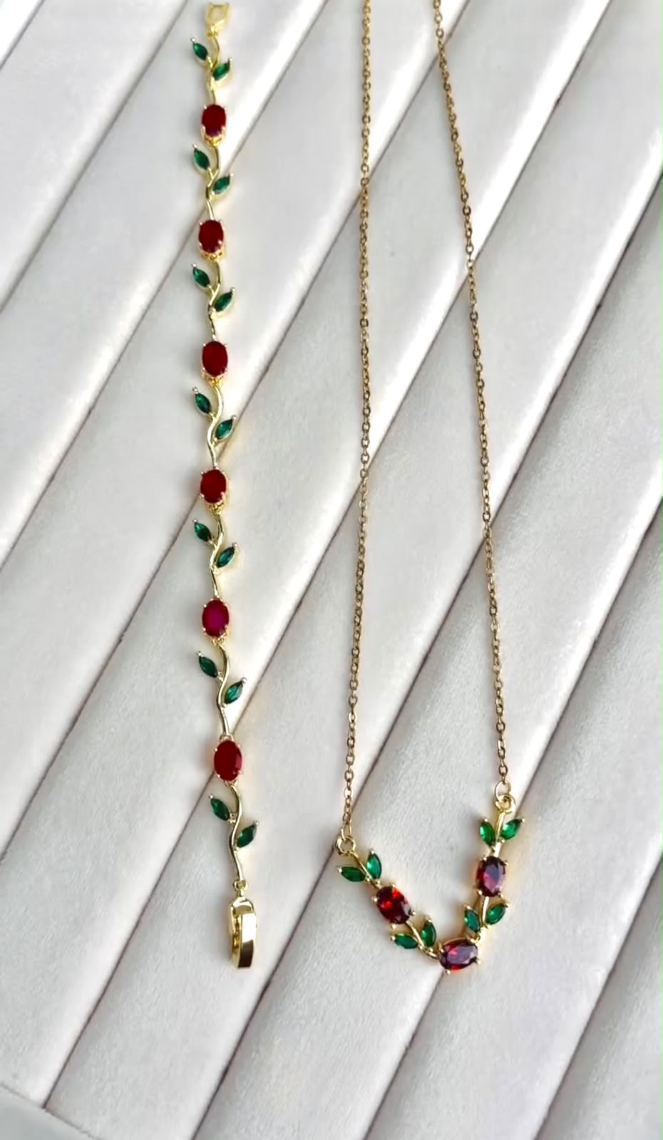 Green red tulip combo